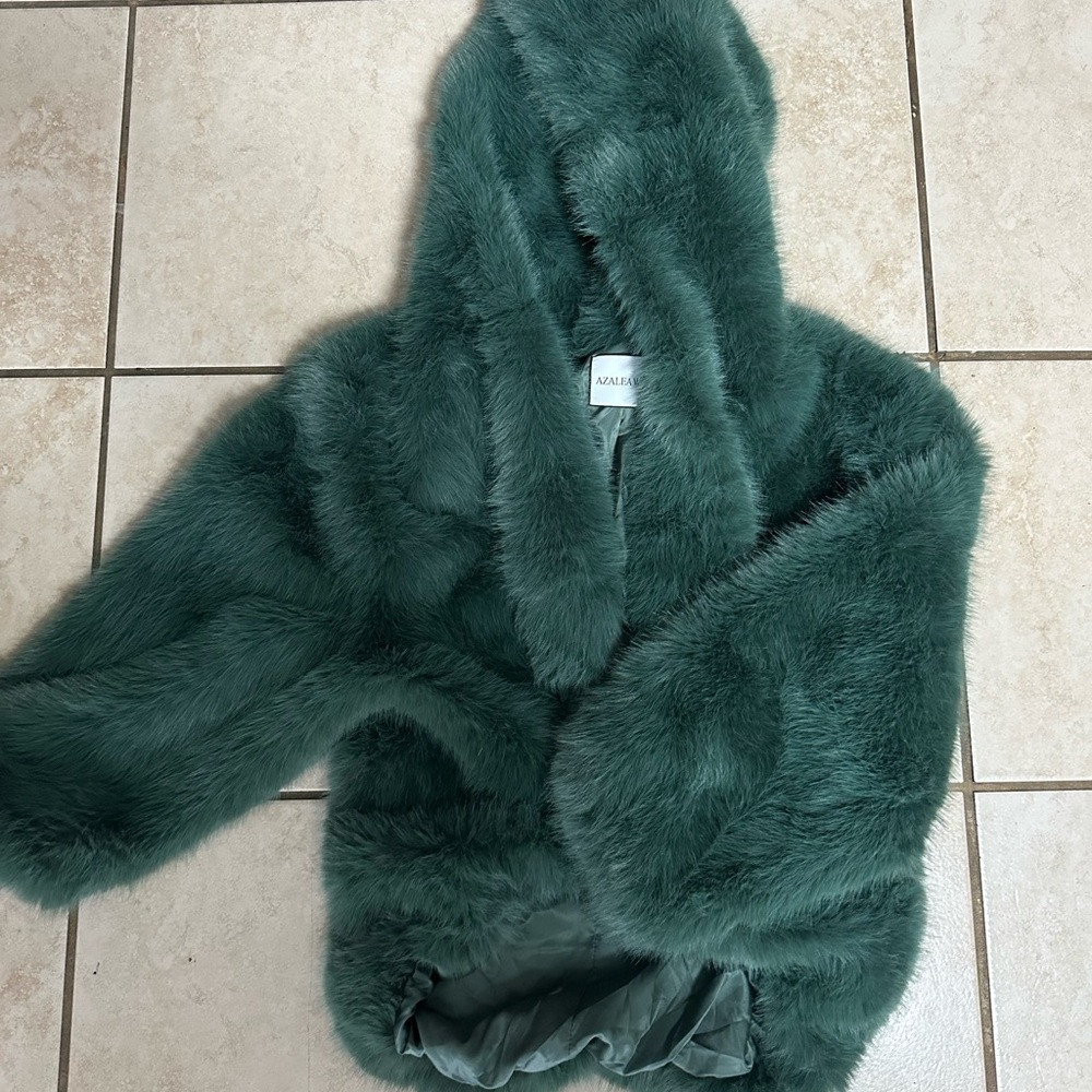 Azalea Wang sold out fur coat